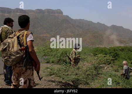 19 mai 2017 - Les forces pro-gouvernementales ont capturé trois villages sur une voie stratégique qui relie la ville de Taiz à la côte ouest du Yémen. Les forces pro-gouvernementales se sont engagés dans les combats contre l'Houthi forces et celles fidèles à l'ancien président Ali Abdullah Saleh dans la ville de Taiz au cours des deux années de crédit : Abdulnasser/Alseddik ImagesLive/ZUMA/Alamy Fil Live News Banque D'Images