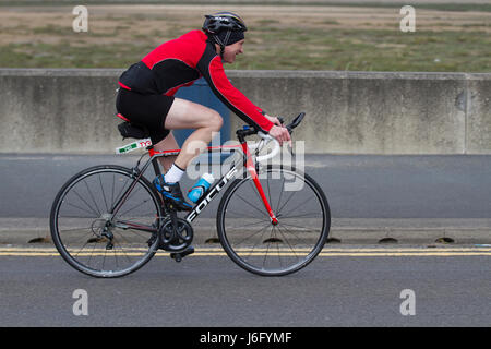 Southport, Merseyside, Royaume-Uni. 1500 concurrents Prenez part à l'épuisant British Triathlon événement majeur dans le complexe comme un go qualificatif pour l'équipe Age-Group ETU triathlon de distance Sprint championnats européens. Cet événement emblématique prend dans de nombreux monuments de cette célèbre station balnéaire y compris un open water nager dans le lac marin à l'intérieur des terres, un rapide parcours de vélo et d'une télévision entièrement sur routes fermées le long de la côte, suivi d'un plat de la même façon et de l'incroyable course autour du lac, Kings Gardens et sous la jetée. /AlamyLiveNews MediaWorldImages ; crédit. Banque D'Images