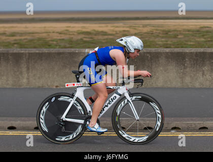 Southport, Merseyside, Royaume-Uni. 1500 concurrents Prenez part à l'épuisant British Triathlon événement majeur dans le complexe comme un go qualificatif pour l'équipe Age-Group ETU triathlon de distance Sprint championnats européens. Cet événement emblématique prend dans de nombreux monuments de cette célèbre station balnéaire y compris un open water nager dans le lac marin à l'intérieur des terres, un rapide parcours de vélo et d'une télévision entièrement sur routes fermées le long de la côte, suivi d'un plat de la même façon et de l'incroyable course autour du lac, Kings Gardens et sous la jetée. /AlamyLiveNews MediaWorldImages ; crédit. Banque D'Images