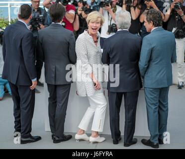 Cannes, France. 21 mai, 2017. Adam Sandler, Noah Baumbach, Emma Thpmpson, Dustin Hoffman, Ben Stiller Acteurs et le directeur Meyerowitz Histoires, Photocall. 70 ème Festival du Film de Cannes Cannes, France 21 mai 2017 Bricolage99909 Allstar Crédit : photo library/Alamy Live News Banque D'Images