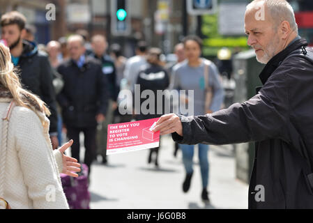 Turnpike Lane, Londres, Royaume-Uni. 21 mai, 2017. Parti du Travail de campagne. David Lammy et partisans des campagnes pour les élections générales. Crédit : Matthieu Chattle/Alamy Live News Banque D'Images