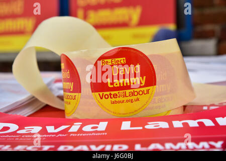 Turnpike Lane, Londres, Royaume-Uni. 21 mai, 2017. Parti du Travail de campagne. David Lammy et partisans des campagnes pour les élections générales. Crédit : Matthieu Chattle/Alamy Live News Banque D'Images