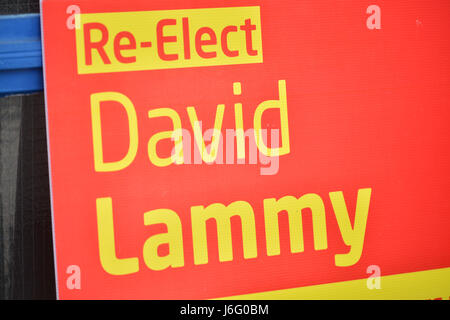 Turnpike Lane, Londres, Royaume-Uni. 21 mai, 2017. Parti du Travail de campagne. David Lammy et partisans des campagnes pour les élections générales. Crédit : Matthieu Chattle/Alamy Live News Banque D'Images