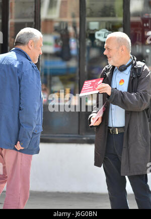 Turnpike Lane, Londres, Royaume-Uni. 21 mai, 2017. Parti du Travail de campagne. David Lammy et partisans des campagnes pour les élections générales. Crédit : Matthieu Chattle/Alamy Live News Banque D'Images