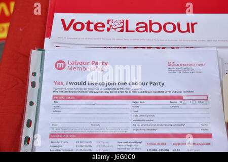 Turnpike Lane, Londres, Royaume-Uni. 21 mai, 2017. Parti du Travail de campagne. David Lammy et partisans des campagnes pour les élections générales. Crédit : Matthieu Chattle/Alamy Live News Banque D'Images