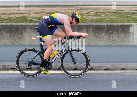 Southport, Merseyside, Royaume-Uni. 21/05/2017. 1500 concurrents Prenez part à l'épuisant British Triathlon événement majeur, par beau temps, à l'hôtel comme un go qualificatif pour l'équipe Age-Group ETU triathlon de distance Sprint championnats européens. Cet événement emblématique prend dans de nombreux monuments de cette célèbre station balnéaire y compris un open water nager dans le lac marin à l'intérieur des terres, un rapide parcours de vélo et d'une télévision entièrement sur routes fermées le long de la côte, suivi d'un plat de la même façon et de l'incroyable course autour du lac, Kings Gardens et sous la jetée. /AlamyLiveNews MediaWorldImages ; crédit. Banque D'Images