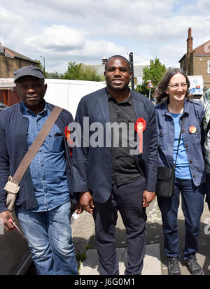 Turnpike Lane, Londres, Royaume-Uni. 21 mai, 2017. Parti du Travail de campagne. David Lammy et partisans des campagnes pour les élections générales. Crédit : Matthieu Chattle/Alamy Live News Banque D'Images