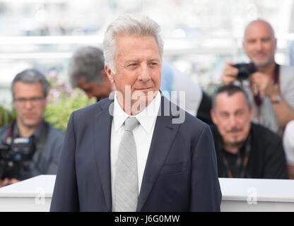 Cannes, France. 21 mai, 2017. L'acteur Dustin Hoffman pose pour un photocall du film 'La Meyerowitz Stories' au cours de la 70e édition du Festival de Cannes à Cannes, France, le 21 mai 2017. Credit : Xu Jinquan/Xinhua/Alamy Live News Banque D'Images