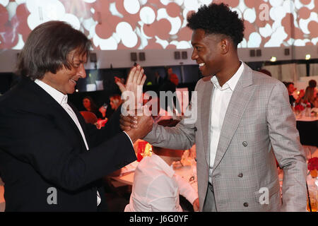 20.05.2017, Fussball 1.Bundesliga 2016/2017, 34.Spieltag, FC Bayern München feiert mit einer die Meisterschaft im Postpalast Gala München, v.li : Dr Hans-Wilhelm Müller-Wohlfahrt Sportarzt (Deutschland) mit David Alaba (FC Bayern München). Photo : Cronos/MIS Banque D'Images