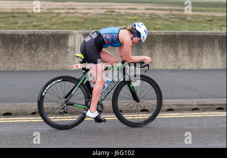 Southport, Merseyside, Royaume-Uni. 21/05/2017. 1500 concurrents Prenez part à l'épuisant British Triathlon événement majeur, par beau temps, à l'hôtel comme un go qualificatif pour l'équipe Age-Group ETU triathlon de distance Sprint championnats européens. Cet événement emblématique prend dans de nombreux monuments de cette célèbre station balnéaire y compris un open water nager dans le lac marin à l'intérieur des terres, un rapide parcours de vélo et d'une télévision entièrement sur routes fermées le long de la côte, suivi d'un plat de la même façon et de l'incroyable course autour du lac, Kings Gardens et sous la jetée. /AlamyLiveNews MediaWorldImages ; crédit. Banque D'Images