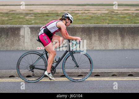 Southport, Merseyside, Royaume-Uni. 21/05/2017. 1500 concurrents Prenez part à l'épuisant British Triathlon événement majeur, par beau temps, à l'hôtel comme un go qualificatif pour l'équipe Age-Group ETU triathlon de distance Sprint championnats européens. Cet événement emblématique prend dans de nombreux monuments de cette célèbre station balnéaire y compris un open water nager dans le lac marin à l'intérieur des terres, un rapide parcours de vélo et d'une télévision entièrement sur routes fermées le long de la côte, suivi d'un plat de la même façon et de l'incroyable course autour du lac, Kings Gardens et sous la jetée. /AlamyLiveNews MediaWorldImages ; crédit. Banque D'Images