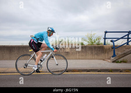 Southport, Merseyside, Royaume-Uni. 21/05/2017. 1500 concurrents Prenez part à l'épuisant British Triathlon événement majeur, par beau temps, à l'hôtel comme un go qualificatif pour l'équipe Age-Group ETU triathlon de distance Sprint championnats européens. Cet événement emblématique prend dans de nombreux monuments de cette célèbre station balnéaire y compris un open water nager dans le lac marin à l'intérieur des terres, un rapide parcours de vélo et d'une télévision entièrement sur routes fermées le long de la côte, suivi d'un plat de la même façon et de l'incroyable course autour du lac, Kings Gardens et sous la jetée. /AlamyLiveNews MediaWorldImages ; crédit. Banque D'Images