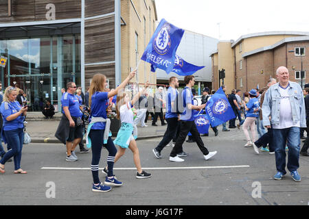 Londres, Royaume-Uni. 21 mai, 2017. Fans arrivent à Stamford Bridge, Chelsea se prépare à lever le Premier League Trophy le dernier jour de la saison de football 2017 Contre Sunderland Crédit : amer ghazzal/Alamy Live News Banque D'Images