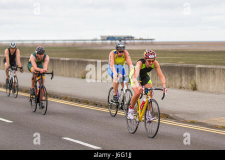 Southport, Merseyside, Royaume-Uni. 21/05/2017. 1500 concurrents Prenez part à l'épuisant British Triathlon événement majeur, par beau temps, à l'hôtel comme un go qualificatif pour l'équipe Age-Group ETU triathlon de distance Sprint championnats européens. Cet événement emblématique prend dans de nombreux monuments de cette célèbre station balnéaire y compris un open water nager dans le lac marin à l'intérieur des terres, un rapide parcours de vélo et d'une télévision entièrement sur routes fermées le long de la côte, suivi d'un plat de la même façon et de l'incroyable course autour du lac, Kings Gardens et sous la jetée. /AlamyLiveNews MediaWorldImages ; crédit. Banque D'Images