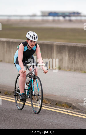 Southport, Merseyside, Royaume-Uni. 21/05/2017. 1500 concurrents Prenez part à l'épuisant British Triathlon événement majeur, par beau temps, à l'hôtel comme un go qualificatif pour l'équipe Age-Group ETU triathlon de distance Sprint championnats européens. Cet événement emblématique prend dans de nombreux monuments de cette célèbre station balnéaire y compris un open water nager dans le lac marin à l'intérieur des terres, un rapide parcours de vélo et d'une télévision entièrement sur routes fermées le long de la côte, suivi d'un plat de la même façon et de l'incroyable course autour du lac, Kings Gardens et sous la jetée. /AlamyLiveNews MediaWorldImages ; crédit. Banque D'Images