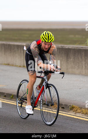 Southport, Merseyside, Royaume-Uni. 21/05/2017. 1500 concurrents Prenez part à l'épuisant British Triathlon événement majeur, par beau temps, à l'hôtel comme un go qualificatif pour l'équipe Age-Group ETU triathlon de distance Sprint championnats européens. Cet événement emblématique prend dans de nombreux monuments de cette célèbre station balnéaire y compris un open water nager dans le lac marin à l'intérieur des terres, un rapide parcours de vélo et d'une télévision entièrement sur routes fermées le long de la côte, suivi d'un plat de la même façon et de l'incroyable course autour du lac, Kings Gardens et sous la jetée. /AlamyLiveNews MediaWorldImages ; crédit. Banque D'Images