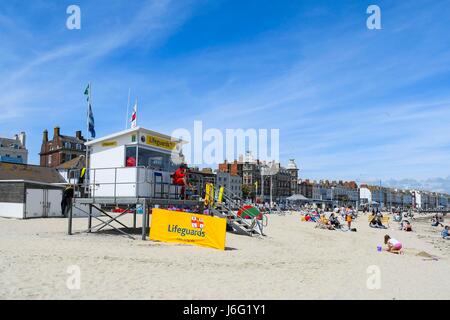 Weymouth, Dorset, UK. 21 mai 2017. Météo britannique. Les sauveteurs RNLI post sur la plage sur une chaude journée ensoleillée à la station balnéaire de Weymouth, dans le Dorset. Crédit photo : Graham Hunt/Alamy Live News Banque D'Images