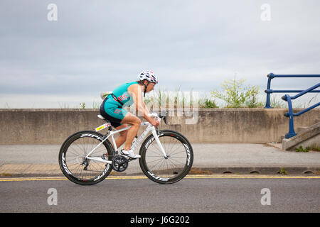 Southport, Merseyside, Royaume-Uni. 21/05/2017. 1500 concurrents Prenez part à l'épuisant British Triathlon événement majeur, par beau temps, à l'hôtel comme un go qualificatif pour l'équipe Age-Group ETU triathlon de distance Sprint championnats européens. Cet événement emblématique prend dans de nombreux monuments de cette célèbre station balnéaire y compris un open water nager dans le lac marin à l'intérieur des terres, un rapide parcours de vélo et d'une télévision entièrement sur routes fermées le long de la côte, suivi d'un plat de la même façon et de l'incroyable course autour du lac, Kings Gardens et sous la jetée. Banque D'Images