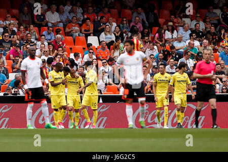 Valence, Espagne. 21 mai, 2017. 09 Roberto soldado de Villarreal CF (C célébrer après la notation 0-1 but avec son coéquipier au cours de l'espagnol La Liga Santander match de football entre le FC Valence et Villarreal CF au stade Mestalla le 21 mai 2017. Más Información Gtres Crédit : Comuniación sur ligne, S.L./Alamy Live News Banque D'Images