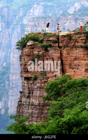 Zhengzhou, Chine, province de Henan. 17 mai, 2017. Les touristes profiter du paysage de falaises en Guoliang (Village de Huixian du centre de la Chine, la province du Henan, le 17 mai 2017. Credit : Zhu Xiang/Xinhua/Alamy Live News Banque D'Images