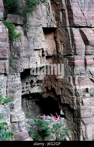 Zhengzhou, Chine, province de Henan. 17 mai, 2017. Les touristes profiter du paysage de falaises en Guoliang (Village de Huixian du centre de la Chine, la province du Henan, le 17 mai 2017. Credit : Zhu Xiang/Xinhua/Alamy Live News Banque D'Images