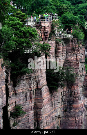 Zhengzhou, Chine, province de Henan. 17 mai, 2017. Les touristes profiter du paysage de falaises en Guoliang (Village de Huixian du centre de la Chine, la province du Henan, le 17 mai 2017. Credit : Zhu Xiang/Xinhua/Alamy Live News Banque D'Images