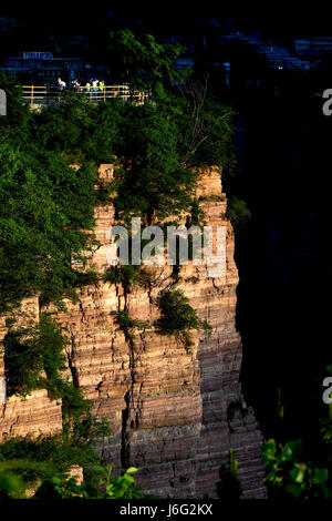 Zhengzhou, Chine, province de Henan. 17 mai, 2017. Les touristes profiter du paysage de falaises en Guoliang (Village de Huixian du centre de la Chine, la province du Henan, le 17 mai 2017. Credit : Zhu Xiang/Xinhua/Alamy Live News Banque D'Images