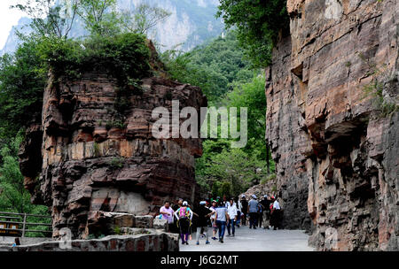 Zhengzhou, Chine, province de Henan. 17 mai, 2017. Les touristes profiter du paysage de falaises en Guoliang (Village de Huixian du centre de la Chine, la province du Henan, le 17 mai 2017. Credit : Zhu Xiang/Xinhua/Alamy Live News Banque D'Images