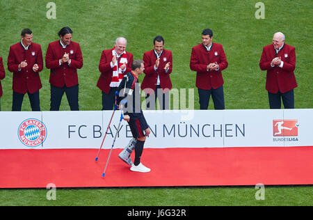 Championnats de football allemand, Munich, le 20 mai 2017 Manuel NEUER, FCB 1 blessures blessé, Uli Hoeness (FCB Président ) Michael Ballack, ancien joueur étoile, Luca Toni FC Bayern Munich - SC Fribourg 4-1 FC Bayern Munich 27e célébration championnats de football allemand, Munich, Allemagne Le 20 mai, 2017 © Peter Schatz / Alamy Live News Banque D'Images