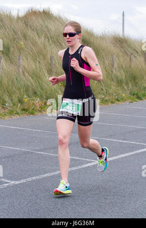 Runner 493 Southport, Merseyside, Royaume-Uni. 21/05/2017. 1500 concurrents Prenez part à l'épuisant British Triathlon événement majeur, jogger, femme, fitness, runner, formation, fille, jogging, courir, active, l'exercice, la santé, le mode de vie, de mouvement, les gens, l'athlète, de plein air, route, femme, personne, d'entraînement, monter, marathon, à l'extérieur, style de vie sain, des chaussures de sport, vêtements de sport, de la santé, de l'action, de l'activité, l'exercice, la sportive, physique, sportive, d'exécution, des vêtements de sport, Trail Runner, les filles, loisirs, jog, athlétique, bien-être, sportif, GO Équipe Age-Group Qualification pour le Triathlon Distance Sprint ETU Banque D'Images