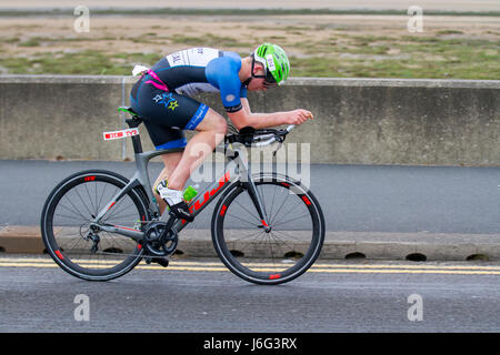 Southport, Merseyside, Royaume-Uni. 21/05/2017. 1500 concurrents Prenez part à l'épuisant British Triathlon événement majeur, par beau temps, à l'hôtel comme un go qualificatif pour l'équipe Age-Group ETU triathlon de distance Sprint championnats européens. Cet événement emblématique prend dans de nombreux monuments de cette célèbre station balnéaire y compris un open water nager dans le lac marin à l'intérieur des terres, un rapide parcours de vélo et d'une télévision entièrement sur routes fermées le long de la côte, suivi d'un plat de la même façon et de l'incroyable course autour du lac, Kings Gardens et sous la jetée. /AlamyLiveNews MediaWorldImages ; crédit. Banque D'Images