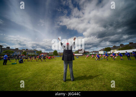 Aberaeron, West Wales, UK. 21 mai, 2017. Pour la première fois, un remorqueur de la guerre a eu lieu dans le compactage bean le carré déposées en Aberaeron préfet et le temps était beau et ensoleillé. Crédit : andrew chittock/Alamy Live News Banque D'Images