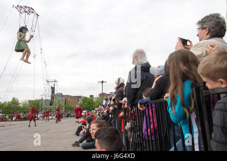 Montréal, CA - 21 mai 2017 : 'Royal de Luxe géants ' dans le cadre de la commémoration du 375e anniversaire de Montréal Crédit : Marc Bruxelles/Alamy Live News Banque D'Images