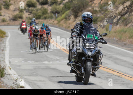 Palmdale, Californie. Le 20 mai 2017. Une Photo Moto passe comme l'approche des dirigeants lors de l'étape 7 sur le Mt. Emma Rd. de Palmdale, Californie. Crédit : John Geldermann/Alamy Live News Banque D'Images