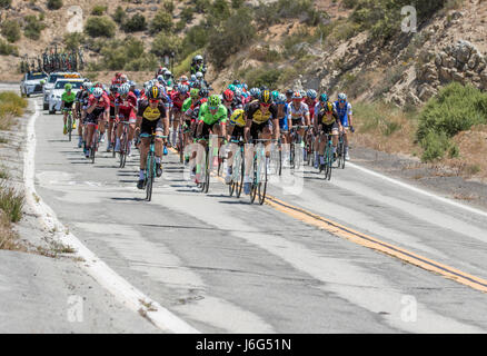 Palmdale, Californie. Le 20 mai 2017. L'Amgen Tour de Californie Peloton lors de l'étape 7 approches sur Mt. Emma Rd. de Palmdale, Californie. Crédit : John Geldermann/Alamy Live News Banque D'Images