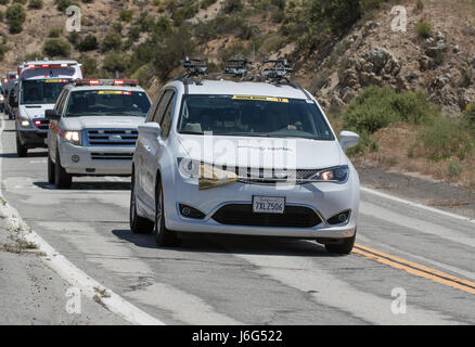 Palmdale, Californie. Le 20 mai 2017. L'Amgen Tour de Californie Wagon balai passe signalant que le dernier cavalier a passé par lors de l'étape 7 sur le Mt. Emma Rd. de Palmdale, Californie. Crédit : John Geldermann/Alamy Live News Banque D'Images