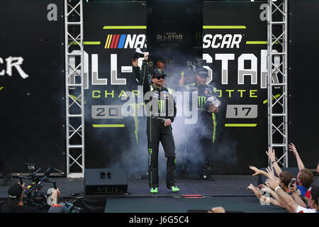 Concord, NC, USA. 20 mai, 2017. 20 mai 2017 - Concord, NC, USA : Kurt Busch (41) est présenté à la foule pour le NASCAR Monster Energy All-Star Race à Charlotte Motor Speedway à Concord, NC. Crédit : Justin R. Noe Asp Inc/ASP/ZUMA/Alamy Fil Live News Banque D'Images