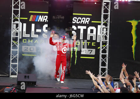 Concord, NC, USA. 20 mai, 2017. 20 mai 2017 - Concord, NC, USA : Kyle Larson (42) est présenté à la foule pour le NASCAR Monster Energy All-Star Race à Charlotte Motor Speedway à Concord, NC. Crédit : Justin R. Noe Asp Inc/ASP/ZUMA/Alamy Fil Live News Banque D'Images