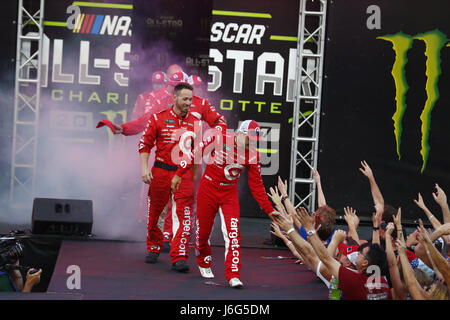 Concord, NC, USA. 20 mai, 2017. 20 mai 2017 - Concord, NC, USA : Kyle Larson (42) est présenté à la foule pour le NASCAR Monster Energy All-Star Race à Charlotte Motor Speedway à Concord, NC. Crédit : Justin R. Noe Asp Inc/ASP/ZUMA/Alamy Fil Live News Banque D'Images