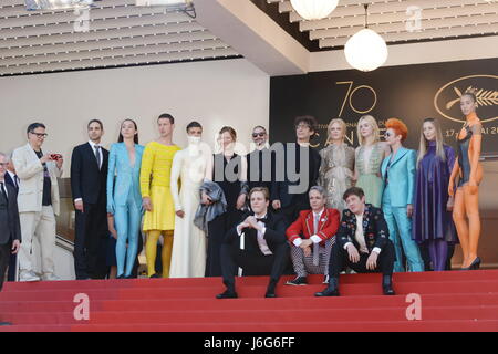 Cannes, France. 21 mai, 2017. CANNES, FRANCE - 21 MAI : Actrices Nicole Kidman, Elle Fanning, acteurs Alex Sharp AJ, Lewis, directeur John Cameron Mitchell et le casting du film assister à la 'Comment parler aux filles de dépistage des Parties au cours de la 70e assemblée annuelle du Festival du Film de Cannes au Palais des Festivals le 21 mai 2017 à Cannes, France Crédit : Frederick Injimbert/ZUMA/Alamy Fil Live News Banque D'Images