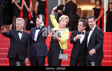 Cannes, France. 21 mai, 2017. Dustin Hoffman, Noah Baumbach, Emma Thompson, Ben Stiller et Adam Sandler et le directeur d'acteurs Meyerowitz Histoires. Premiere. 70 ème Festival du Film de Cannes Cannes, France 21 mai 2017 Diz100042 Allstar Crédit : photo library/Alamy Live News Banque D'Images