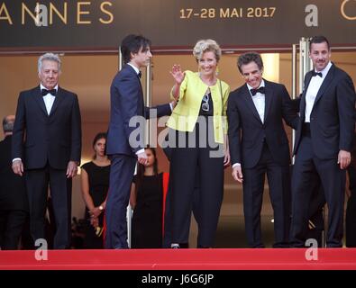 Cannes, France. 21 mai, 2017. Dustin Hoffman, Noah Baumbach, Emma Thompson, Ben Stiller et Adam Sandler et le directeur d'acteurs Meyerowitz Histoires. Premiere. 70 ème Festival du Film de Cannes Cannes, France 21 mai 2017 Diz100046 Allstar Crédit : photo library/Alamy Live News Banque D'Images