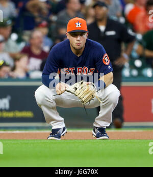 Houston, TX, USA. 21 mai, 2017. Astros de Houston de troisième but Alex Bregman (2) s'accroupit avant le début de la MLB match entre les Indians de Cleveland et les Astros de Houston au Minute Maid Park de Houston, TX. John Glaser/CSM/Alamy Live News Banque D'Images