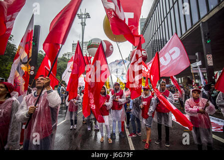 Sao Paulo, Brésil. 21 mai, 2017. Les manifestants protestent contre le président brésilien Michel Temer le long de l'Avenue Paulista à Sao Paulo, Brésil le 21 mai 2017. Temer face pression croissante de démissionner jeudi après que la Cour suprême a donné son feu vert à une enquête sur les allégations qu'il a autorisé le paiement de silence déjà incarcéré Eduardo Cunha, l'ancien président déchu de la chambre basse du Congrès. Credit : Cris Faga/ZUMA/Alamy Fil Live News Banque D'Images