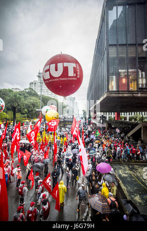 Sao Paulo, Brésil. 21 mai, 2017. Les manifestants protestent contre le président brésilien Michel Temer le long de l'Avenue Paulista à Sao Paulo, Brésil le 21 mai 2017. Temer face pression croissante de démissionner jeudi après que la Cour suprême a donné son feu vert à une enquête sur les allégations qu'il a autorisé le paiement de silence déjà incarcéré Eduardo Cunha, l'ancien président déchu de la chambre basse du Congrès. Credit : Cris Faga/ZUMA/Alamy Fil Live News Banque D'Images