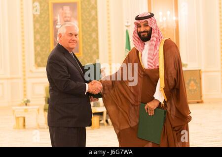 La secrétaire d'État des États-Unis, Rex Tillerson, serre la main du vice-Prince Mohammad bin Salman Al Saoud à la suite d'une cérémonie de signature de l'énoncé de vision stratégique commune pour les États-Unis et le Royaume d'Arabie saoudite à la Cour Royale Palace 20 mai 2017 à Riyad, en Arabie Saoudite. Banque D'Images