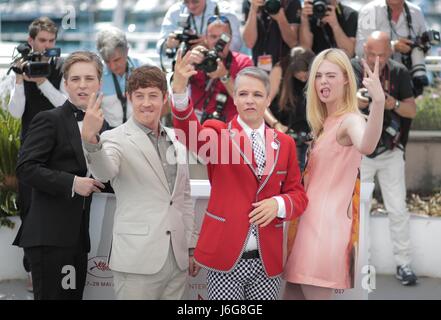 Cannes, France. 21 mai, 2017. Aj Lewis, Alex Sharp, Elle Fanning, John Cameron Mitchell Directeur d'acteurs et la façon de parler aux filles, parties à une séance de photos. 70 ème Festival du Film de Cannes Cannes, France 21 mai 2017 Diz100169 Allstar Crédit : photo library/Alamy Live News Banque D'Images