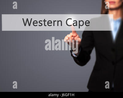 Western Cape - Businesswoman part appui bouton sur l'interface de l'écran tactile. Le commerce, la technologie, internet concept. Stock Photo Banque D'Images