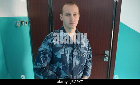 Garde côtière canadienne habillés en uniforme militaire se penche sur l'appareil photo Banque D'Images