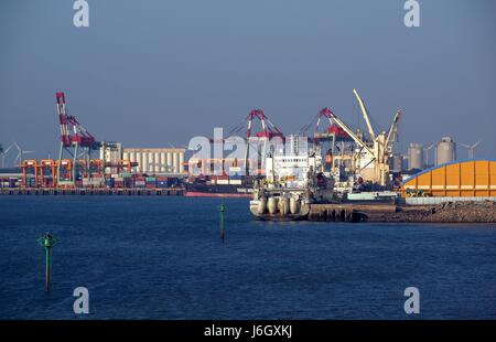 TAICHUNG, TAÏWAN -- 1 janvier 2014 : une vue partielle du Port de Taichung, qui est maintenant le deuxième plus grand port de Taïwan après le Port de Kaohsiung. Banque D'Images